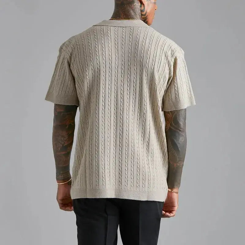 Homme vu de dos portant un pull en maille beige, mettant en avant le design texturé.