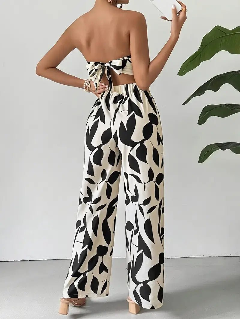 Ensemble femme stylé avec un haut dos nu et un pantalon à motifs, offrant confort et élégance.