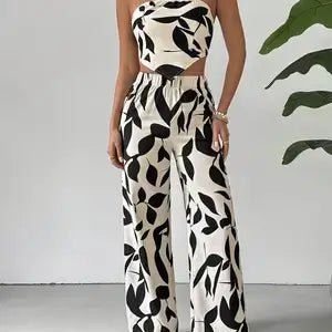 Ensemble femme élégant avec un haut à bretelles et un pantalon large aux motifs noirs et blancs.