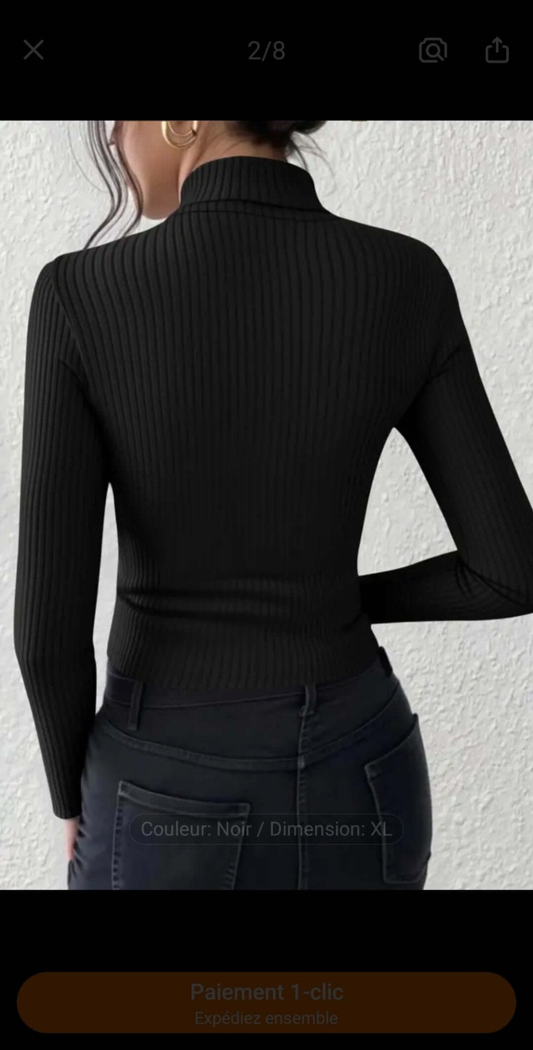 Haut a col montant noir, idéal pour l'automne et l'hiver, vu de dos, associé à un jean.