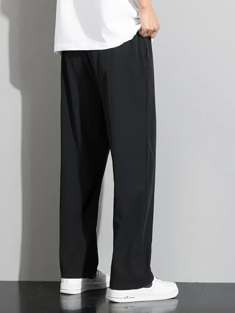 Pantalon fluide noir avec coupe ample, idéal pour le confort et l'élégance au quotidien.