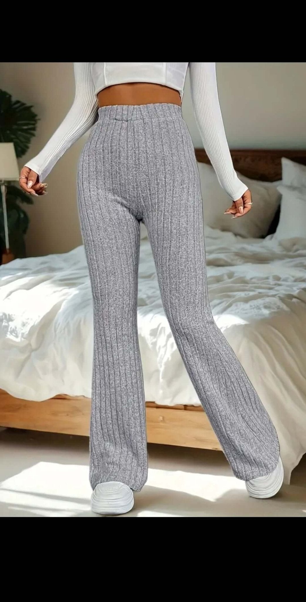 Pantalon hivert femme élégant en tricot gris porté par une femme, parfait pour l'automne et l'hiver.