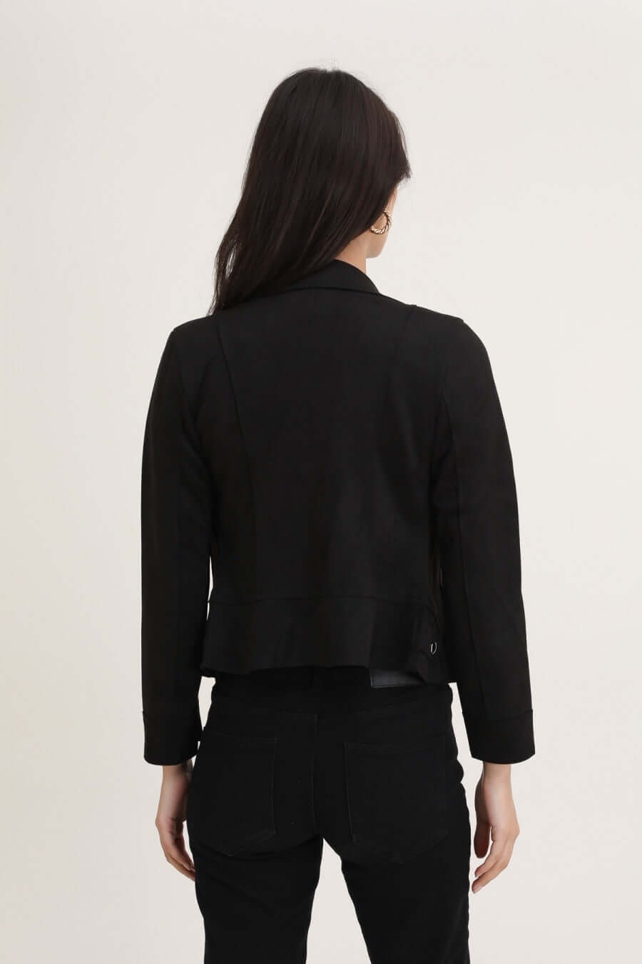 Femme portant un perfecto noir, vue de dos, mettant en valeur le design élégant et intemporel.