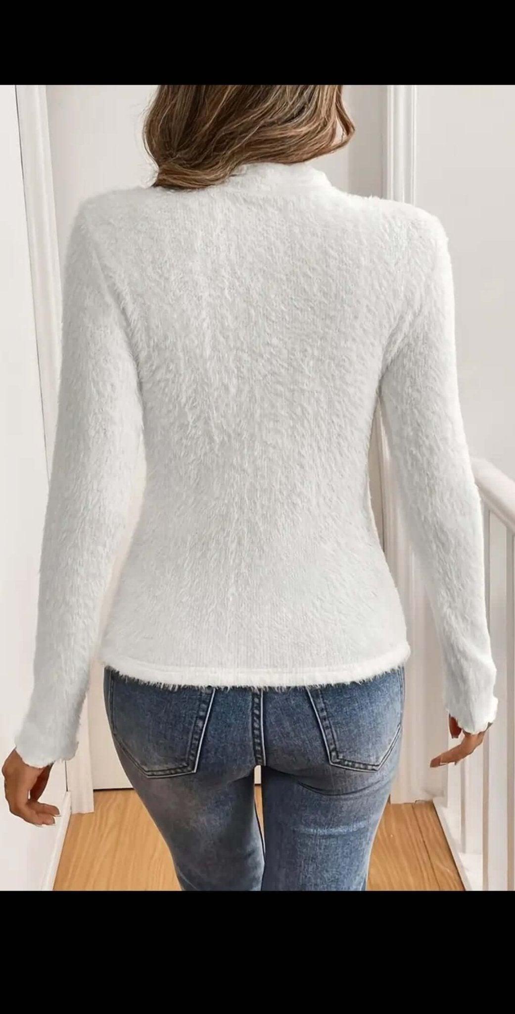 Pull fourer femme élégant à porter en automne hiver, vue de dos avec un design doux et moderne.
